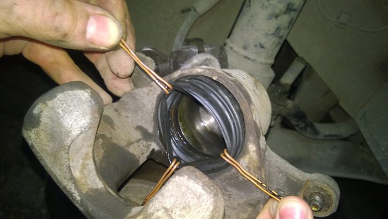 Как поменять пыльник на суппорте